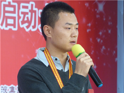 濟(jì)南軍區(qū)現(xiàn)役軍人王棟為母親領(lǐng)取最后一個獎項(xiàng)