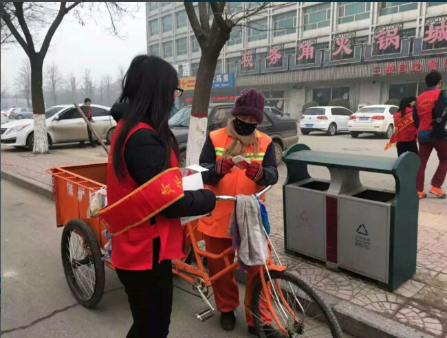 保定市青年愛心志愿者協(xié)會聯(lián)手愛心企業(yè)發(fā)起“以己之力、抗霾助老”活動(dòng)