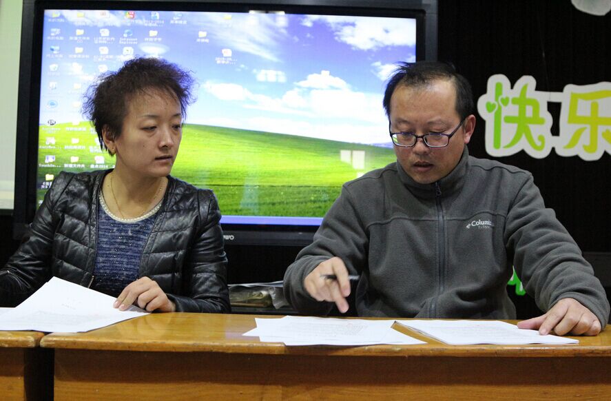德育處主任王玉新與梅莉老師簽訂安全責(zé)任狀