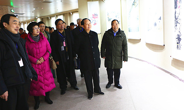 3.王迪館長陪同周雪靜主任、葛紀謙部長、荊汝彭秘書長、王蔚波教授觀看展覽.jpg
