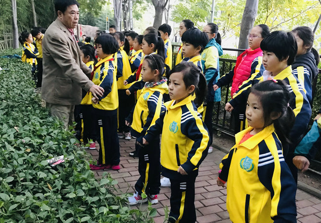 每天清晨，青島市京劇院一級演員、中國戲劇家協會會員張衛東老師都會組織京劇社團的孩子們來到校園里的樹林里、池塘邊，呼吸著清新的空氣，練習京劇唱腔。.jpg