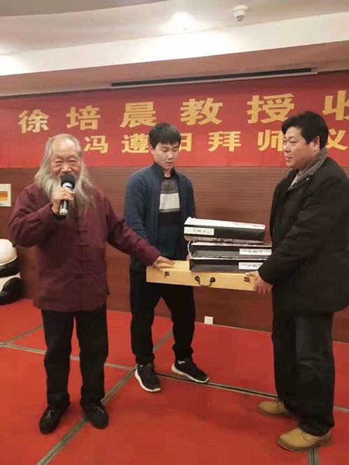 畫(huà)界名師收高徒：青年花鳥(niǎo)畫(huà)家馮遵陽(yáng)拜師儀式在南京舉行