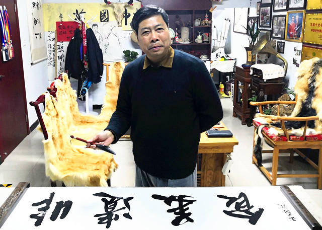 1.著名書畫家王蔚波應(yīng)邀題字非遺美食.jpg