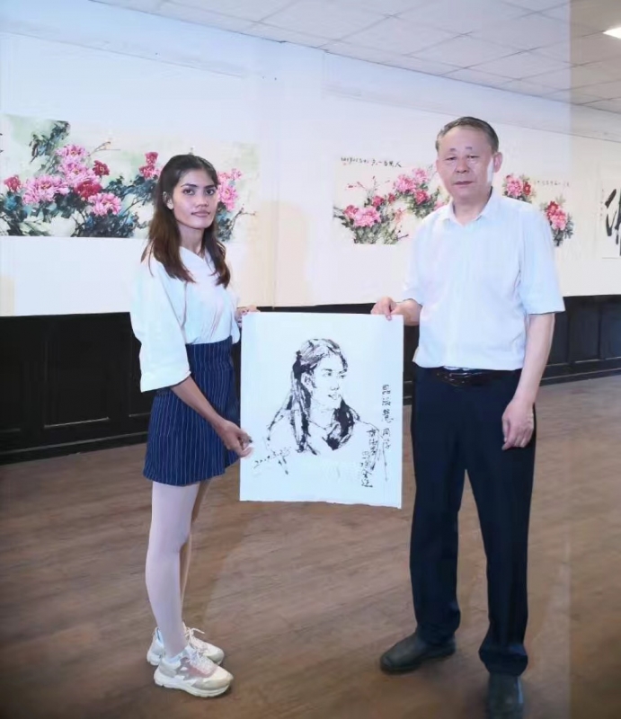 畫家齊海軍為金邊大學(xué)生現(xiàn)場(chǎng)畫的肖像.jpg