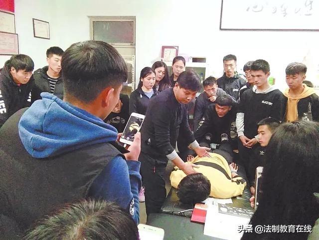 家庭生活|張少卿：三尺講臺上的默默奉獻(xiàn)