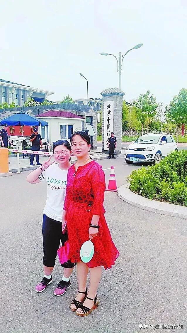 家庭生活|張少卿：三尺講臺上的默默奉獻(xiàn)