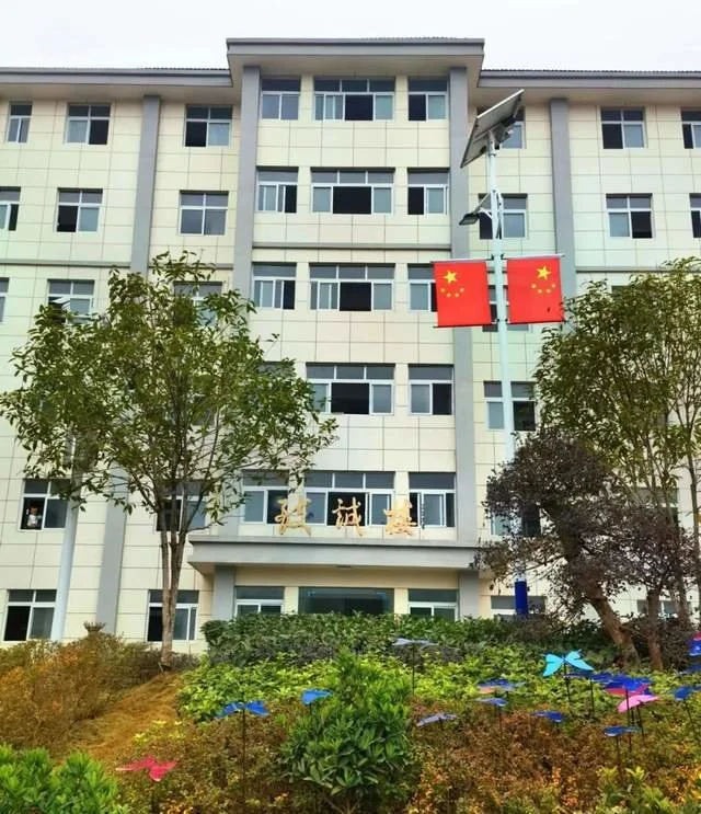 軍旅書法家王成志同志應囑為抗戰(zhàn)名將鄭洞國學校題寫教學樓名