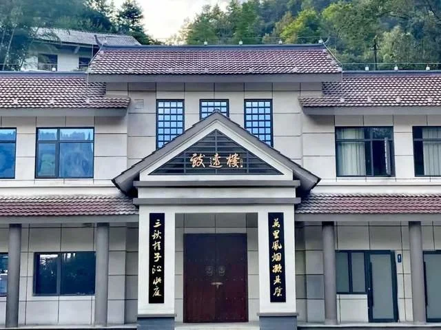 軍旅書法家王成志同志應囑為抗戰(zhàn)名將鄭洞國學校題寫教學樓名