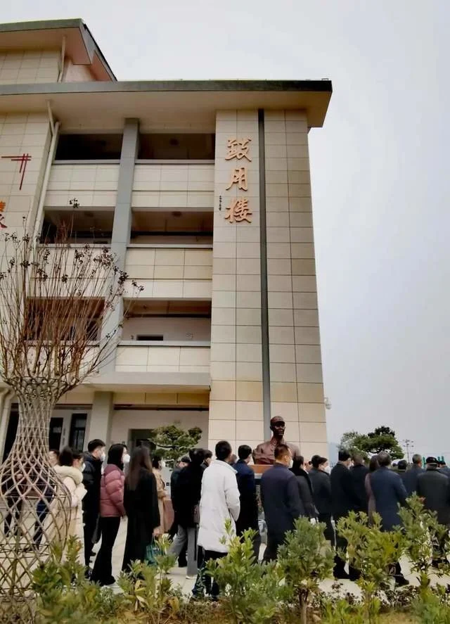 軍旅書法家王成志同志應囑為抗戰(zhàn)名將鄭洞國學校題寫教學樓名
