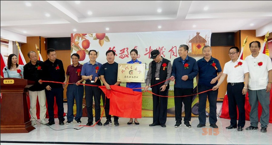 “致敬奮斗歲月”癸卯豐收節(jié)書(shū)畫(huà)名家邀請(qǐng)展開(kāi)幕暨現(xiàn)代書(shū)畫(huà)網(wǎng)展覽活動(dòng)中心揭牌儀式在京舉行