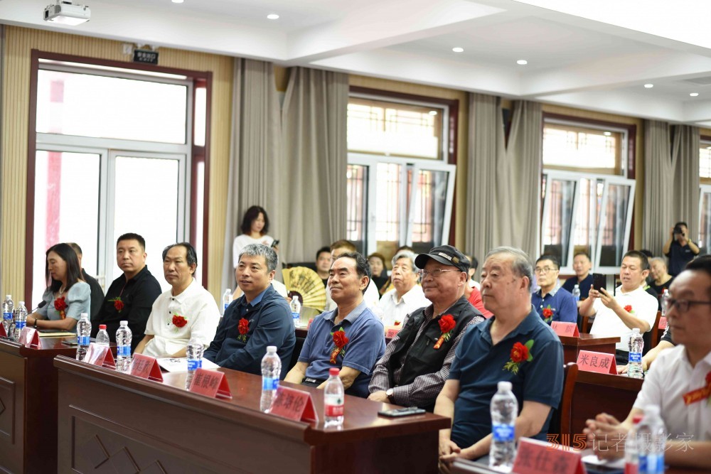 “致敬奮斗歲月”癸卯豐收節(jié)書(shū)畫(huà)名家邀請(qǐng)展開(kāi)幕暨現(xiàn)代書(shū)畫(huà)網(wǎng)展覽活動(dòng)中心揭牌儀式在京舉行