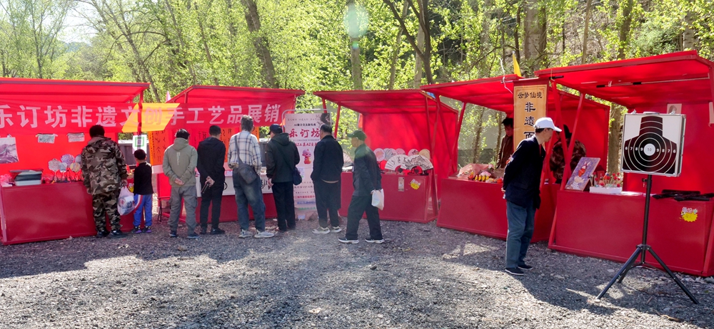 樂訂坊非遺文創(chuàng)手工藝品展銷為懷柔朝陽(yáng)洞廟會(huì)添彩