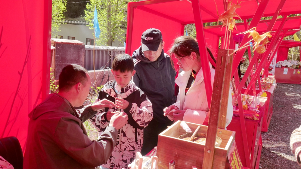 樂訂坊非遺文創(chuàng)手工藝品展銷為懷柔朝陽(yáng)洞廟會(huì)添彩